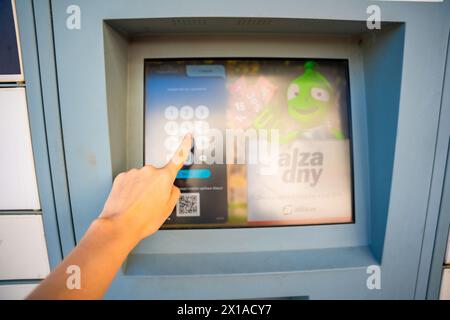 Prag, Tschechische republik - 12. April 2024: Selbstabholung von Waren von Alza Box. Paketbox Logistik steht draußen für Kunden, Lieferbox von Alza Stockfoto