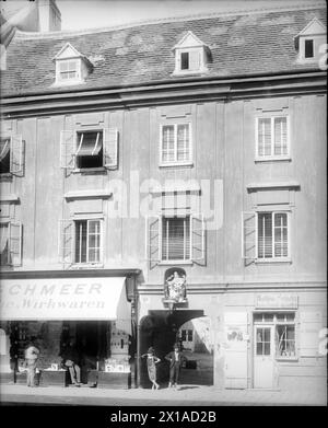Wien 3, Landstrasser Hauptstraße 77, Fassade: Teilblick mit Eingang etwas von rechts, über das Tor ein Relief 'Gottvater mit dem Leichnam Christi', 1898 - 18980101 PD0738 - Rechteinfo: Rights Managed (RM) Stockfoto