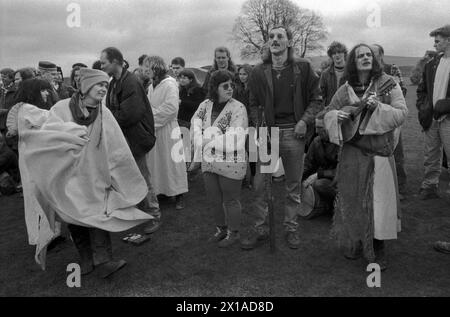 New Age Hippies Mitglieder des britischen Druidenordens treffen sich, um eine Hochzeit zu feiern. Gruppenmitglieder hören Bardic-Musiker. Avebury, Wiltshire, England 1996. Avebury ist ein neolithisches Henge-Denkmal mit drei Steinkreisen. HOMER SYKES AUS DEN 1990ER JAHREN Stockfoto