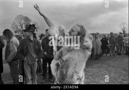 New Age Mitglieder des britischen Druidenordens, die Beschwörungen im Norden, Süden, Osten und Westen singen. Philip Shallcrass (mit erhobenem Arm), oft bekannt unter seinem Druidennamen Greywolf, ist Chef des britischen Druidenordens. Er verabschiedet sich vom Geist des Nordens, dem Geist der Erde, wir danken dir für die Geschenke, die du uns gebracht hast, und verabschieden uns. Avebury, Wiltshire, 1996. Avebury ist ein neolithisches Henge Monument mit drei Steinkreisen England UK 1990s HOMER SYKES Stockfoto