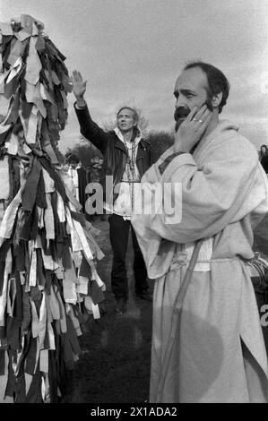 Mitglieder des britischen Druidenordens, die Beschwörungen nach Norden, Süden, Osten und Westen singen, bilden einen neolithischen Steinkreis der Avebury. Wiltshire England 1996 1990er Jahre UK HOMER SYKES Stockfoto