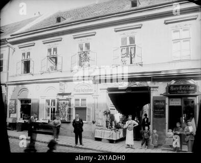 Wien 15, Reindorfgasse (Reindorfgasse) 36, fünf Fensterachsen der Fassade, im Torallengeschäft, 1899 - 18990101 PD0726 - Rechteinfo: Rights Managed (RM) Stockfoto