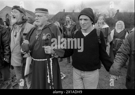 New Age Hippie Druids im Avebury Stone Wiltshire 1990s UK. Avebury ist ein neolithisches Henge-Denkmal mit drei Steinkreisen. Septimius Bron und Mitglieder des British Druid Order, singen Beschwörungen und bilden einen rituellen heiligen Kreis England 1996 HOMER SYKES Stockfoto