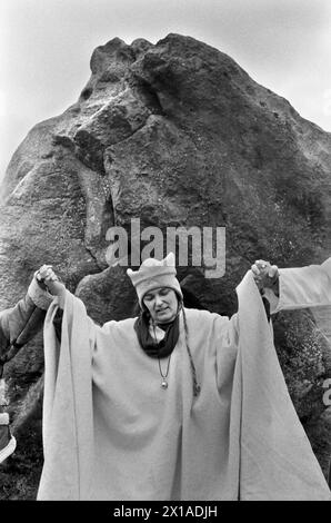 Avebury ist ein neolithisches Henge-Denkmal mit drei Steinkreisen. Einer ist der größte megalithische Steinkreis der Welt. New Age Hippie Mitglieder des British Druid Ordens halten Hände in einem heiligen Kreis, um die natürlichen Energien der Erde über den heidnischen Steinkreis zu empfangen. Avebury, Wiltshire, England 1996 1990s UK HOMER SYKES My ref 18a/4986/ Stockfoto