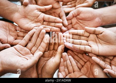 Hände, Teamarbeit und Zusammenarbeit in Nahaufnahme mit Partnerschaft und Wohltätigkeitsorganisationen für die Unterstützung der Gemeinschaft. Gruppe, Personen oder Freunde und Crowd Palm um Hilfe Stockfoto