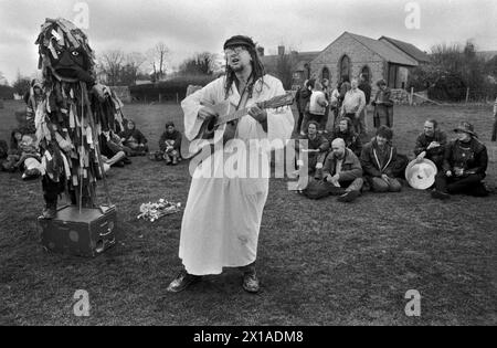 Der Bardiker und Songwriter Steve Andrews, Mitglied des British Druid Order, tritt bei einem Druid Wedding Seessings and Get Together auf. 1996 Avebury Wiltshire England 1990s UK HOMER SYKES My ref 10a/4987/ Stockfoto