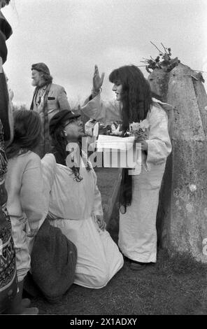 Avebury, Wiltshire, England 1996. Avebury ist ein neolithisches Henge-Denkmal mit drei Steinkreisen. Emma Restall Orr, Hohepriesterin des britischen Druidenordens, bietet dem „inneren Kind“ des Hippie-Bardiker Steve Andrews einen Segen. 1990s UK HOMER SYKES meine Ref. 33/4988/ Stockfoto