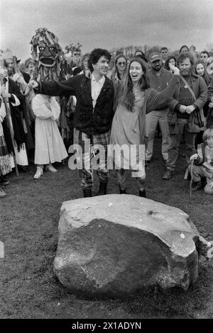 Das neue Ehepaar feiert zusammen mit Mitgliedern des britischen Druidenordens und einem Grünen Mann die Erneuerung ihres Ehegelübdes. Avebury, Wiltshire, England um 1996. Avebury ist ein neolithisches Henge-Denkmal mit drei Steinkreisen. 1990s UK HOMER SYKES meine Ref. 33/4988/ Stockfoto