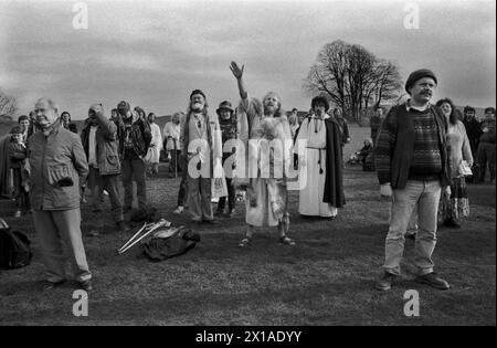 New Age Hippie-Mitglieder des British Druid Order, die Beschwörungen nach Norden, Süden, Osten und Westen singen. Philip Shallcrass (mit erhobenem Arm), oft bekannt unter seinem Druidennamen Greywolf, ist Chef des britischen Druidenordens. Er verabschiedet sich vom Geist des Nordens, dem Geist der Erde, wir danken dir für die Geschenke, die du uns gebracht hast, und verabschieden uns. Avebury, Wiltshire, 1996. Avebury ist ein neolithisches Henge Monument mit drei Steinkreisen England UK 1990s HOMER SYKES My ref 22/4987/ Stockfoto