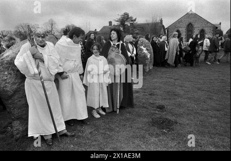 New Age Hippie-Mitglieder des britischen Druidenordens treffen sich, um eine Hochzeit zu feiern. 1990s UK Avebury, Wiltshire, England 1996. Avebury ist ein neolithisches Henge-Denkmal mit drei Steinkreisen. HOMER SYKES meine Ref. 11/4989/ Stockfoto