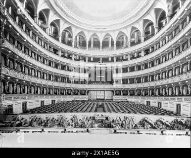 Wien 1, Staatsoper, axialer Blick von der Bühne über die Orchestergrube. Im Auditorium, 1900 - 19000101 PD56564 - Rechteinfo: Rights Managed (RM) Stockfoto