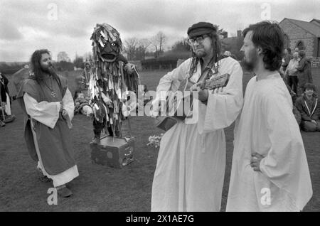 New Age, Mitglieder des britischen Druidenordens versammeln sich, um eine Hochzeit zu feiern. Bardiker und Songwriter Steve Andrews. 1990s UK Avebury, Wiltshire, England 1996. Avebury ist ein neolithisches Henge-Denkmal mit drei Steinkreisen. HOMER SYKES meine Ref. 17a/4987/ Stockfoto