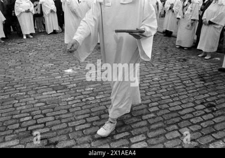 London, England ca. März 1996. Der Druidenorden in ihren weißen Gewändern feiert die Frühlings-Equinox am Tower Hill in London. 1990S UK HOMER SYKES meine Ref. 16/4990/ Stockfoto