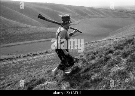 New Age Anbeter feiern ein spirituelles Erwachen im Dobbuni Grove. Die Dobunni waren ein eisenzeitlicher Stamm, der vor den Römern auf den Britischen Inseln lebte. Uffington, Oxfordshire, England, ca. Mai 1996. HOMER SYKES AUS DEN 1990ER JAHREN Stockfoto