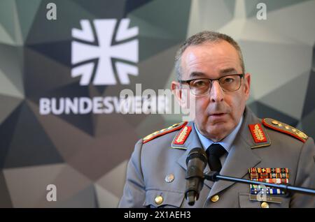 Dresden, Deutschland. April 2024. Carsten Breuer, Generalinspekteur der Bundeswehr, spricht während der Pressekonferenz zur Sitzung des Sächsischen Kabinetts im Scharnhorst-Saal an der Heereoffizierschule vor Journalisten. Robert Michael/dpa/Alamy Live News Stockfoto