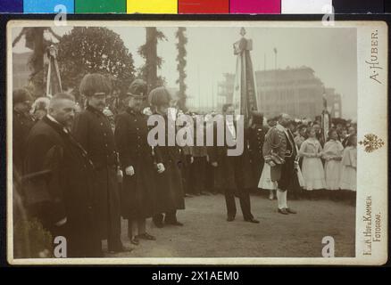 Grundsteinlegung für das öffentliche Versorgungshaus Lainzer in Wien, Kaiser Franz Joseph während der Initiation in einer Gruppe mit Erzherzog Rainer und Bürgermeister Charles Lueger., 07.10.1902 - 19021007 PD0002 - Rechteinfo: Rights Managed (RM) Stockfoto