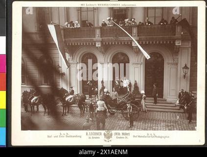 Empfang von Zar Nikolaus II. Auf dem Wiener Westbahnhof, Kaiser Franz Joseph und Nikolaus klettern vor dem Hofhaltebereich die Daumontwagen, 30.09.1903 - 19030930 PD0002 - Rechteinfo: Rights Managed (RM) Stockfoto