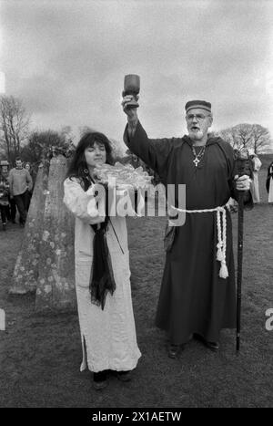 Emma Restall Orr, die Hohepriesterin des New Age British Druid Order und Septimius Bron segnen einen Laib heiliges Brot und einen Met Becher, bevor sie an der versammelten Versammlung am Avebury Stone Circle vorbeigeführt werden. Avebury, Wiltshire, England 1996 1990s UK HOMER SYKES My ref 36/4989/ Stockfoto