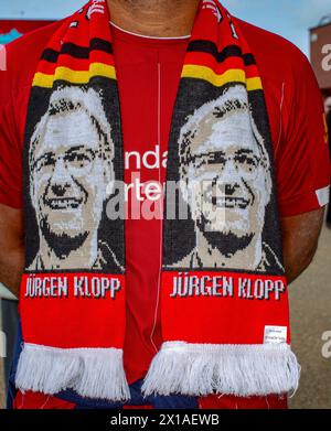 Unanerkannter Mann mit Jurgen Klopp Schal vor dem Premier League Match Crystal Palace gegen Liverpool . Stockfoto