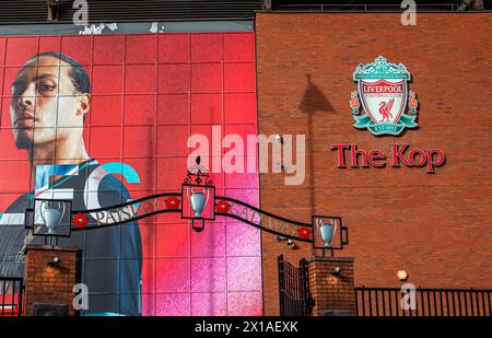 Bild von Virgil van Dijk Paisley Gateway im Anfield Stadion, Heimstadion des Liverpool Football Club, einer der englischen Premier League F.C. Stockfoto