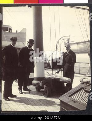 Gustav Klimt und Charles Otto Czeschka, Gustav Klimt (Mitte) und Charles Otto Czeschka (rechts) am Regal ein Schiff auf der Reise nach London 1906., 1906 - 19060101 PD3932 - Rechteinfo: Rights Managed (RM) Stockfoto