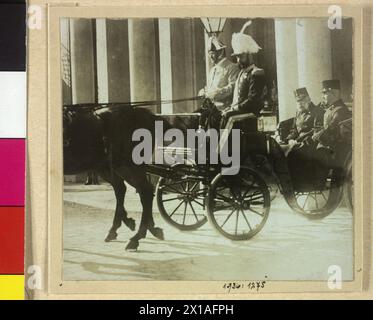 Franz Joseph I., Kaiser von Österreich, Franz Joseph verlässt zusammen mit dem Adjutant-de-Camp Wing Commander Harry Hoyos-Sprinzenstein in der offenen königlichen Kutsche Schloss Schönbrunn, 1908 - 19080101 PD3897 - Rechteinfo: Rights Managed (RM) Stockfoto