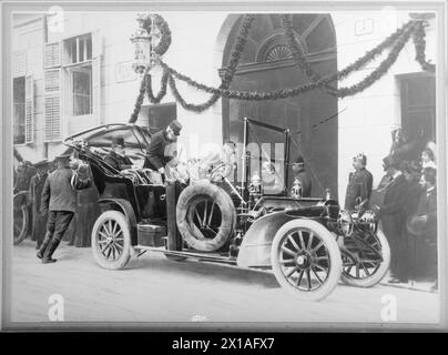 Kaiser Franz Joseph I., Kaiser von Österreich +1916, Bild des Kaisers mit König Eduard VII. Von England im Auto vor dem Hotel Kaiserin Elisabeth in Ischl, 1908 08 12. Repro negativ, 12.08.1908 - 19080812 PD0002 - Rechteinfo: Rights Managed (RM) Stockfoto