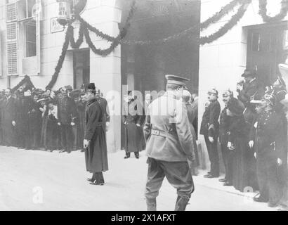 Staatsbesuch von König Eduard VII., Kaiser Franz Joseph I. verlässt aufgrund einer Exkursion mit König Eduard VII. Von England allein das Hotel 'Kaiserin Elisabeth' in Ischl., 12.08.1908 - 19080812 PD0004 - Rechteinfo: Rights Managed (RM) Stockfoto