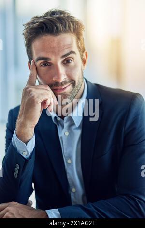 Porträt, Denken und Geschäftsmann im Büro, Unternehmen oder Mitarbeiter am Arbeitsplatz für eine Karriere in Kanada. Gesicht, Idee und selbstbewusster Profi Stockfoto