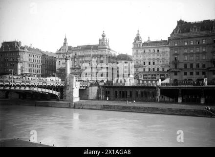 Wien 2, Donaukanal, Blick vom linken Kanalufer schräg gegenüber von rechts auf Schwedenbrücke und Hotelbettvene, 1910 - 19100101 PD16386 - Rechteinfo: Rights Managed (RM) Stockfoto