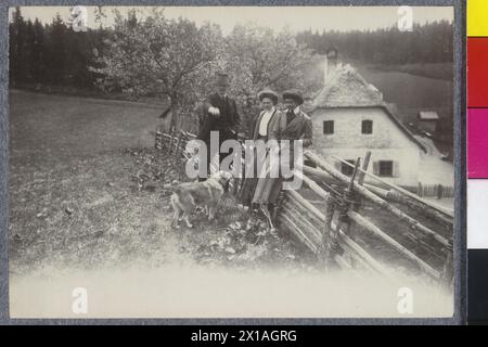 Erzherzogin Zita und Erzherzog Karl in St. Jakob im Wald, erzherzogin Zita, ihre Schwester Frances und Erzherzog Karl auf der Jagdhütte Marie Therese von Braganza. Aus dem Album „St. Jakob I. Walde', 1910 - 19100101 PD16944 - Rechteinfo: Rights Managed (RM) Stockfoto