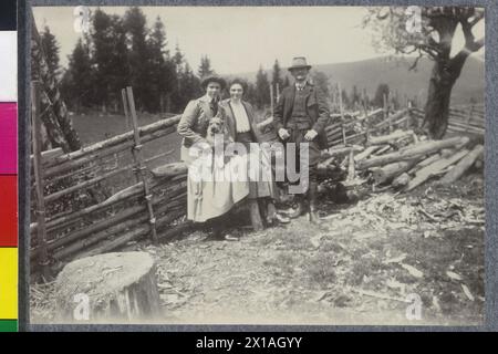 Erzherzogin Zita und Erzherzog Karl in St. Jakob im Wald, erzherzogin Zita, ihre Schwester Frances und Erzherzog Karl auf der Jagdhütte Marie Therese von Braganza. Aus dem Album „St. Jakob I. Walde', 1910 - 19100101 PD17028 - Rechteinfo: Rights Managed (RM) Stockfoto