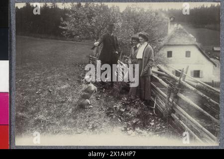 Erzherzogin Zita und Erzherzog Karl in St. Jakob im Wald, erzherzogin Zita, ihre Schwester Frances und Erzherzog Karl auf der Jagdhütte Marie Therese von Braganza. Aus dem Album „St. Jakob I. Walde', 01.05.1910 - 19100501 PD0075 - Rechteinfo: Rights Managed (RM) Stockfoto