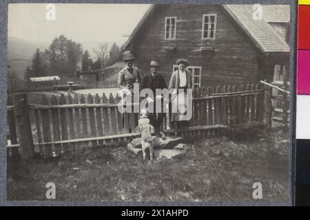 Erzherzogin Zita und Erzherzog Karl in St. Jakob im Wald, erzherzogin Zita, ihre Schwester Frances und Erzherzog Karl auf der Jagdhütte Marie Therese von Braganza. Aus dem Album „St. Jakob I. Walde', 01.05.1910 - 19100501 PD0072 - Rechteinfo: Rights Managed (RM) Stockfoto