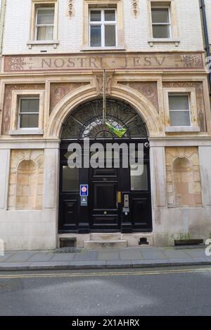 Eintritt zum St. Paul's Hostel, das Teil der Youth Hostels Association ist, Carter Lane in der City of London. Das Gebäude war früher St. Paul's CH Stockfoto