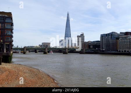 The Shard dominiert die Skyline der City of London. Dies ist der Blick von der Millennium Bridge, die die Themse gegenüber der St Paul's Cathedra überquert Stockfoto