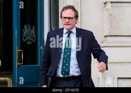 London, Großbritannien, 16. April 2024. Wertpapierminister Tom Tugendhat wird nach der wöchentlichen Sitzung gesehen, wie er das Kabinett verlässt. Quelle: Eleventh Photography/Alamy Live News Stockfoto