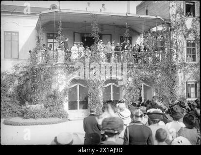 Hochzeitsherzog Karl Franz Joseph mit Zita, dem Brautpaar und der Hochzeitsfeier dankt von der Schlossterrasse für die Hommage des Volkes., 21.10.1910 - 19101021 PD0003 - Rechteinfo: Rights Managed (RM) Stockfoto