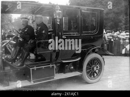 Hochzeitsherzog Karl Franz Joseph mit Zita, Abreise Franz Josephs am Ende der Hochzeitsfeier mit dem Auto zur in Station, 21.10.1911 - 19111021 PD0011 - Rechteinfo: Rights Managed (RM) Stockfoto