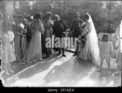 Hochzeitsherzog Karl Franz Joseph mit Zita, dem Brautpaar und der Hochzeitsfeier nach der Trauung auf der Schlossterrasse., 21.10.1911 - 19111021 PD0015 - Rechteinfo: Rights Managed (RM) Stockfoto