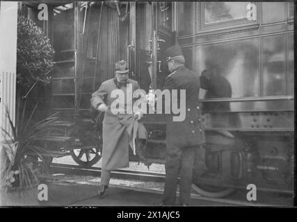 Hochzeiterzherzog Karl Franz Joseph mit Zita, Franz Joseph in Uniform des Oberst-in-Chief des Infanterieregiments, der in die BühnenSt. verlässt Egyden über den Steinfeld der Hofprozession im Ozassion der Hochzeitsfeste in Schwarzau am Steinfelde., 21.10.1911 - 19111021 PD0013 - Rechteinfo: Rights Managed (RM) Stockfoto