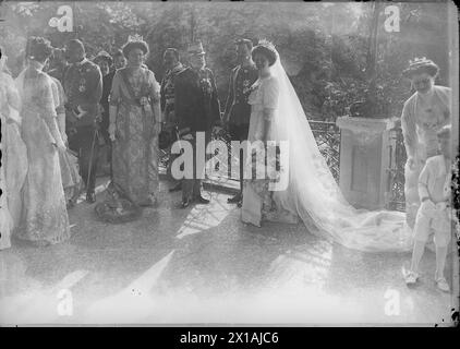 Hochzeitsherzog Karl Franz Joseph mit Zita, dem Brautpaar und der Hochzeitsfeier nach der Trauung auf der Schlossterrasse., 21.10.1911 - 19111021 PD0014 - Rechteinfo: Rights Managed (RM) Stockfoto