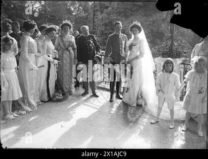 Hochzeitsherzog Karl Franz Joseph mit Zita, dem Brautpaar und der Hochzeitsfeier auf der Schlossterrasse., 21.10.1911 - 19111021 PD0012 - Rechteinfo: Rights Managed (RM) Stockfoto