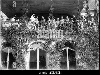 Hochzeitsherzog Karl Franz Joseph mit Zita, dem Brautpaar und der Hochzeitsfeier dankt der Schlossterrasse der Bevölkerung für die Hommage., 21.10.1911 - 19111021 PD0019 - Rechteinfo: Rights Managed (RM) Stockfoto