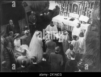 Hochzeits-Erzherzog Karl Franz Joseph mit Zita, Trauung in der Schlosskapelle, Stuhl durch den päpstlichen Delegierten Gaetano Bisleti., 21.10.1911 - 19111021 PD0018 - Rechteinfo: Rechte verwaltet (RM) Stockfoto