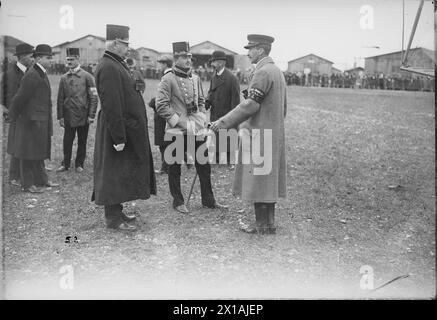 Erzherzog Karl Franz Joseph, auf dem Flugplatz Aspern in der Okassion der österreichischen Flugwoche 1912 oder während des Offiziersbogens 1912. In einer Unterhaltung mit einem Formatierer., 1912 - 19120101 PD4114 - Rechteinfo: Rights Managed (RM) Stockfoto