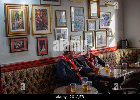 Fußballfans im Albert Pub Anfield Liverpool England Stockfoto