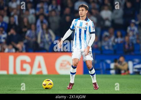 Martin Zubimendi von Real Sociedad mit dem Ball beim LaLiga EA Sports Match zwischen Real Sociedad und UD Almeria im reale Arnea Stadium im April Stockfoto