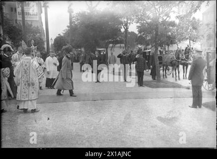 Grundsteinlegung für den Ausbau der Floridsdorfer Brücke, Franz Joseph und Kardinal Piffl Samtklerus auf dem Weg zur Kutsche., 28.06.1913 - 19130628 PD0008 - Rechteinfo: Rights Managed (RM) Stockfoto