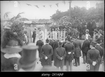 Grundsteinlegung für den Ausbau der Floridsdorfer Brücke, Kaiser Franz Joseph im Gespräch mit Ottokar Trnka., 28.06.1913 - 19130628 PD0014 - Rechteinfo: Rights Managed (RM) Stockfoto